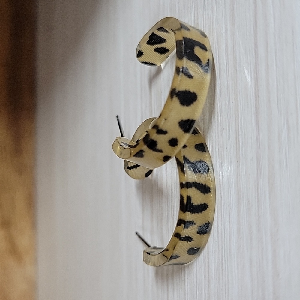 LEOPARD PRINT HOOPS - Picture 6 of 7